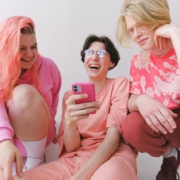 3 Teenager in Pink lachen