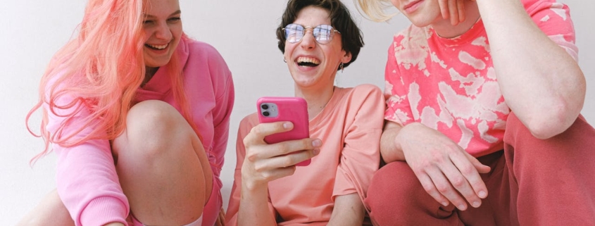 3 Teenager in Pink lachen