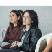 Junge Frauen schauen gespannt auf etwas