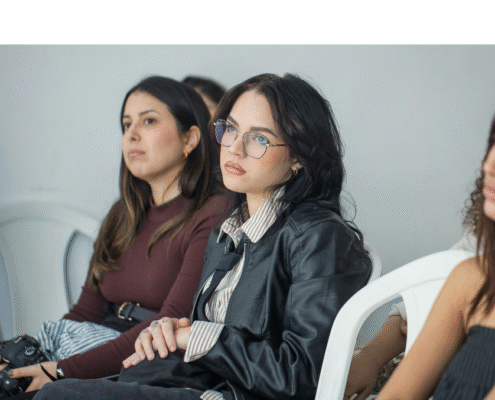 Junge Frauen schauen gespannt auf etwas